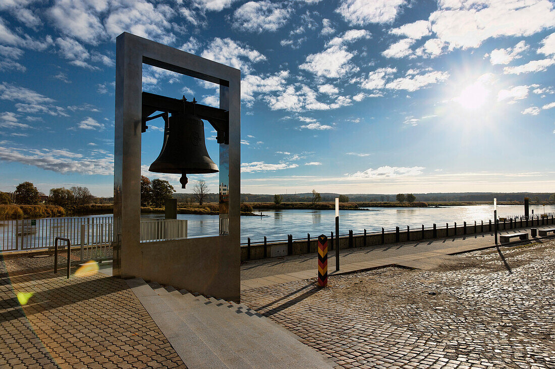 Friedensglocke als Baudenkmal für die Oder-Neiße-Grenze an der Oderpromenade, Frankfurt an derOder, Land Brandenburg, Deutschland, Europa