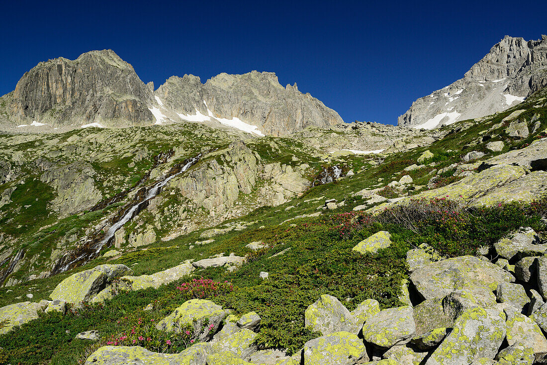 Hochgebirgslandschaft mit Blockfeld und Bach, Alpe di Rotondo, Gotthardgruppe, Tessin, Schweiz