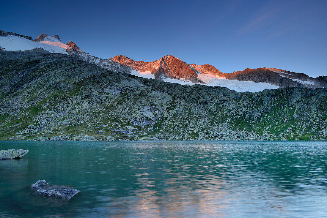 Reichenspitzgruppe spiegelt sich in Bergsee, Reichenspitzgruppe, Gerlos, Zillertaler Alpen, Tirol, Österreich