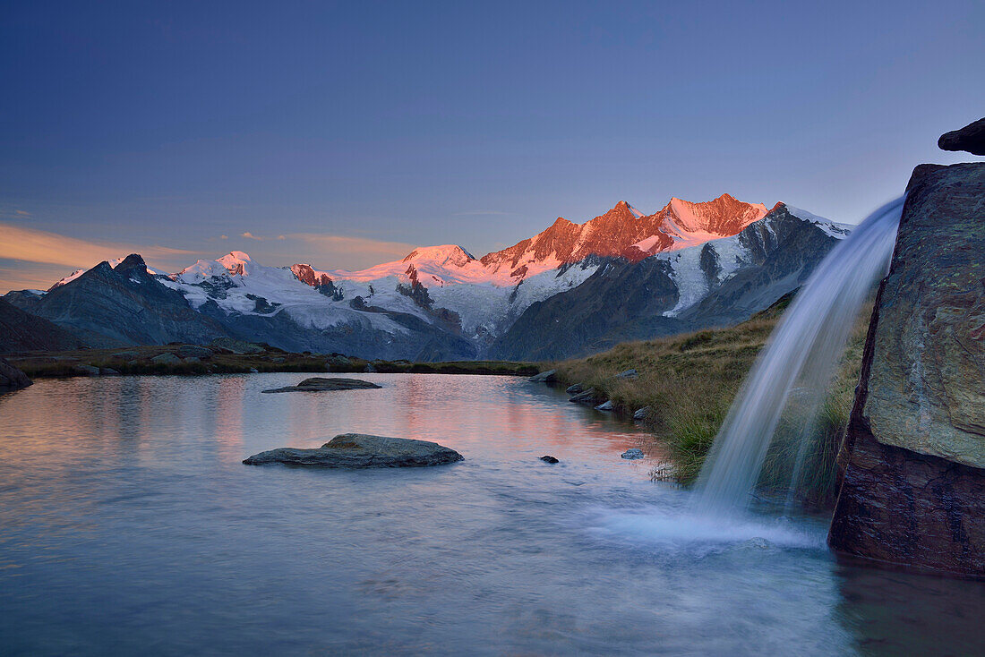 Mischabelgruppe mit Allalinhorn, Alphubel, Täschhorn, Dom und Lenzspitze spiegelt sich in Bergsee, Walliser Alpen, Wallis, Schweiz