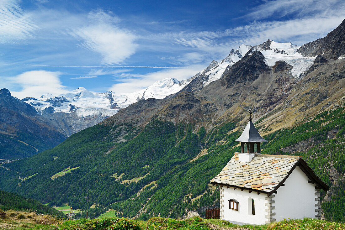 Kapelle vor Mischabelgruppe, Walliser Alpen, Wallis, Schweiz