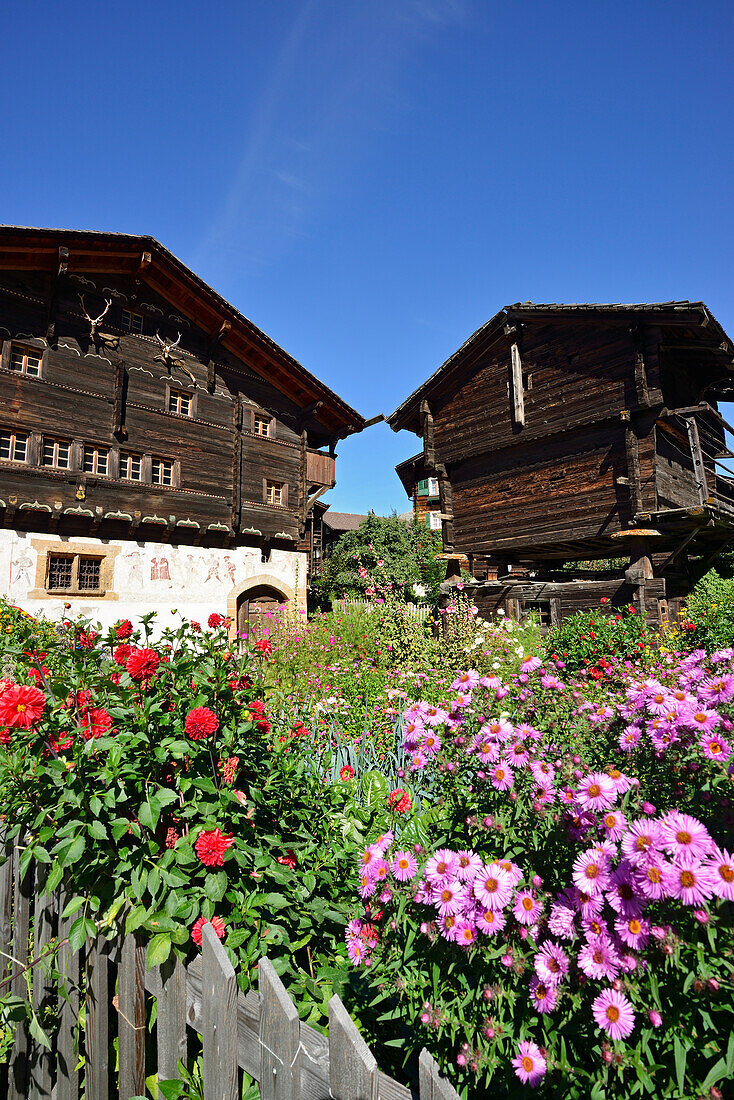 Bauerngarten und altes Holzhaus, Wallis, Schweiz