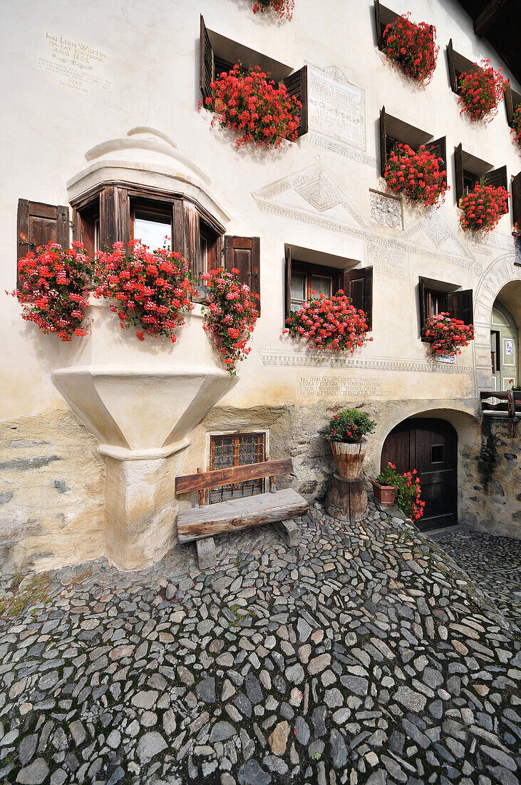 Fassade eines Hauses in Guarda, Unterengadin, Graubünden, Schweiz, Europa