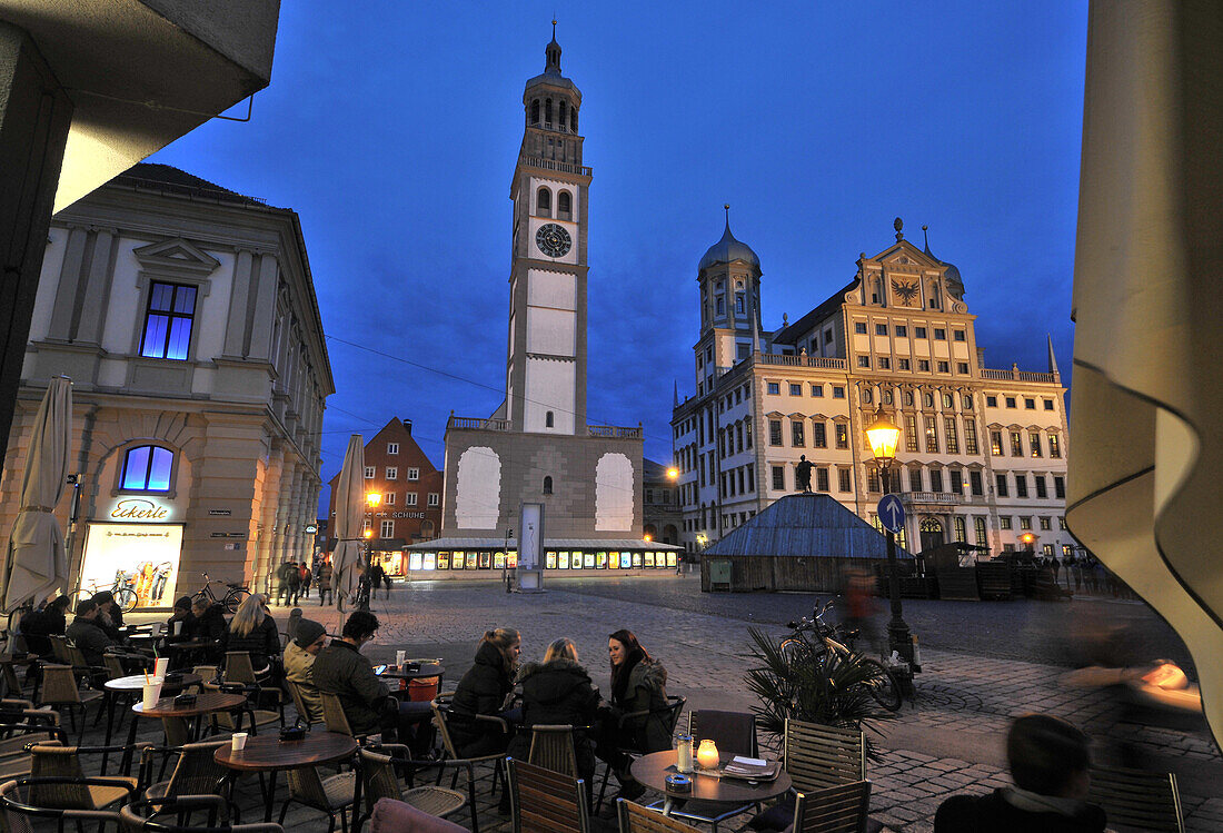 Menschen am Rathausplatz am Abend, Augsburg, Schwaben, Bayern, Deutschland, Europa