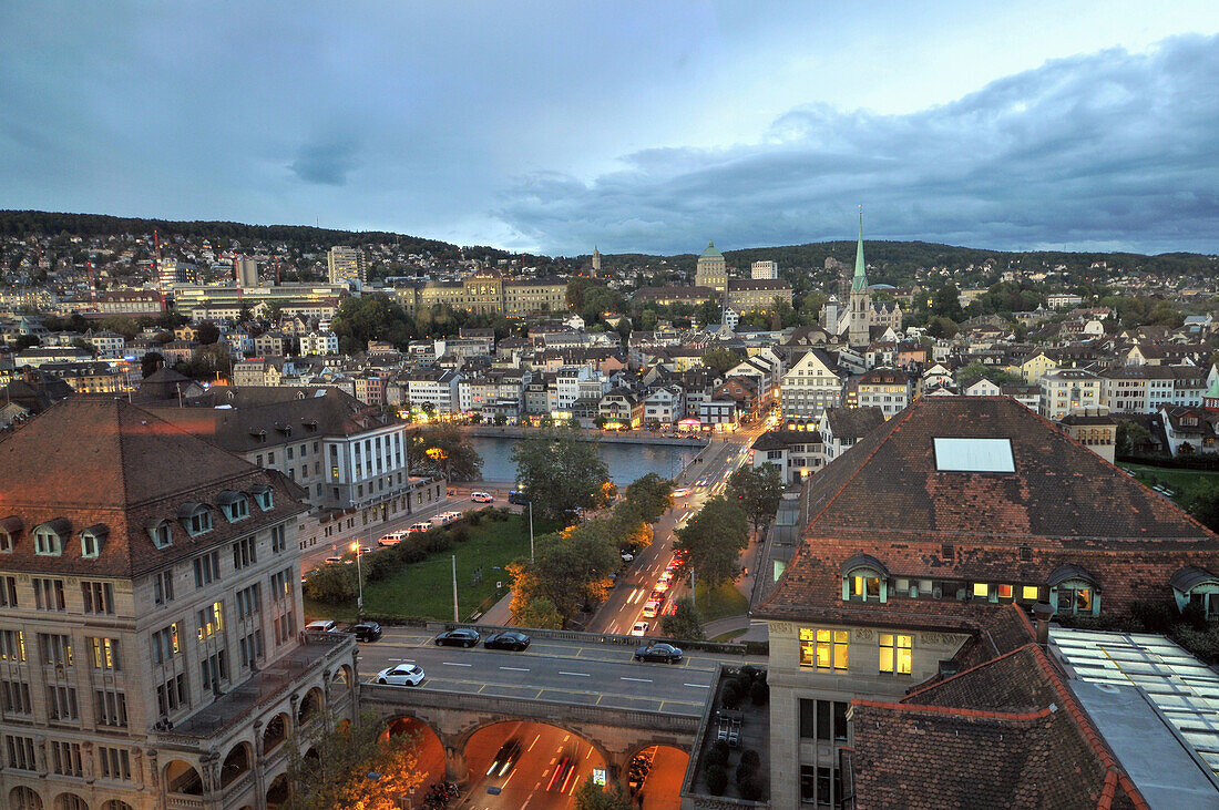 Blick über die Stadt Richtung Universität vom Uraniagebäude, Zürich, Schweiz, Europa