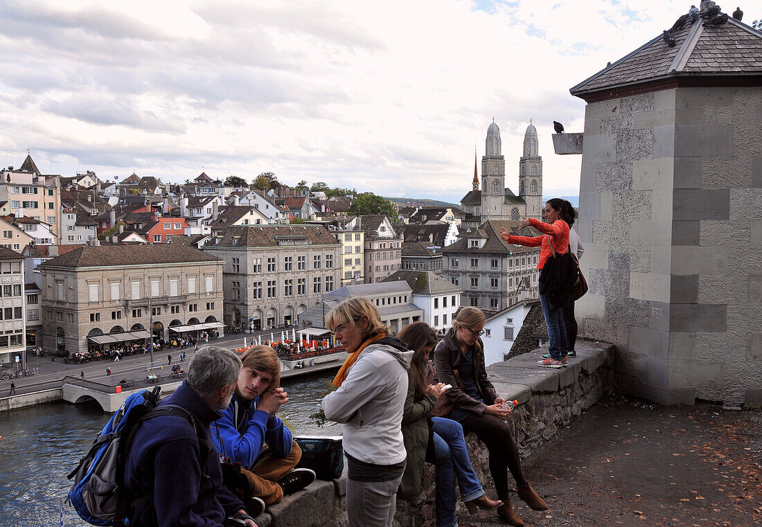 Blick vom Lindenhof auf die Altstadt mit Grossmünster, Zürich, Schweiz, Europa