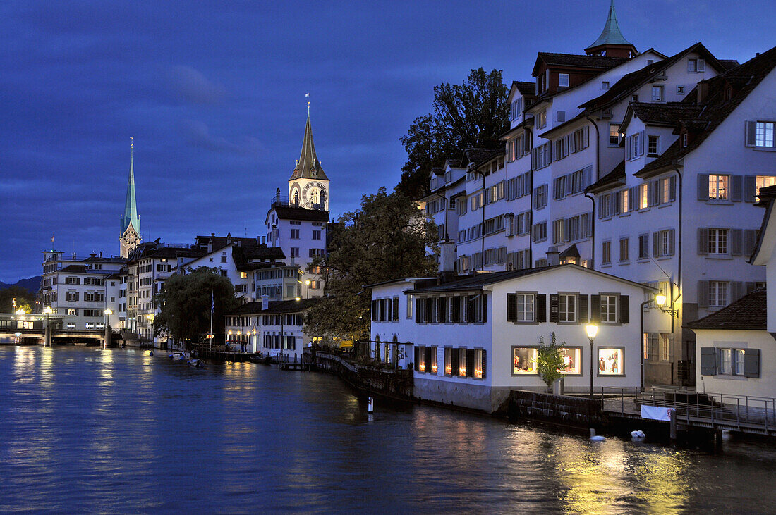 Blick über den Limmat auf Fraumünster und St. Peter am Abend, Zürich, Schweiz, Europa
