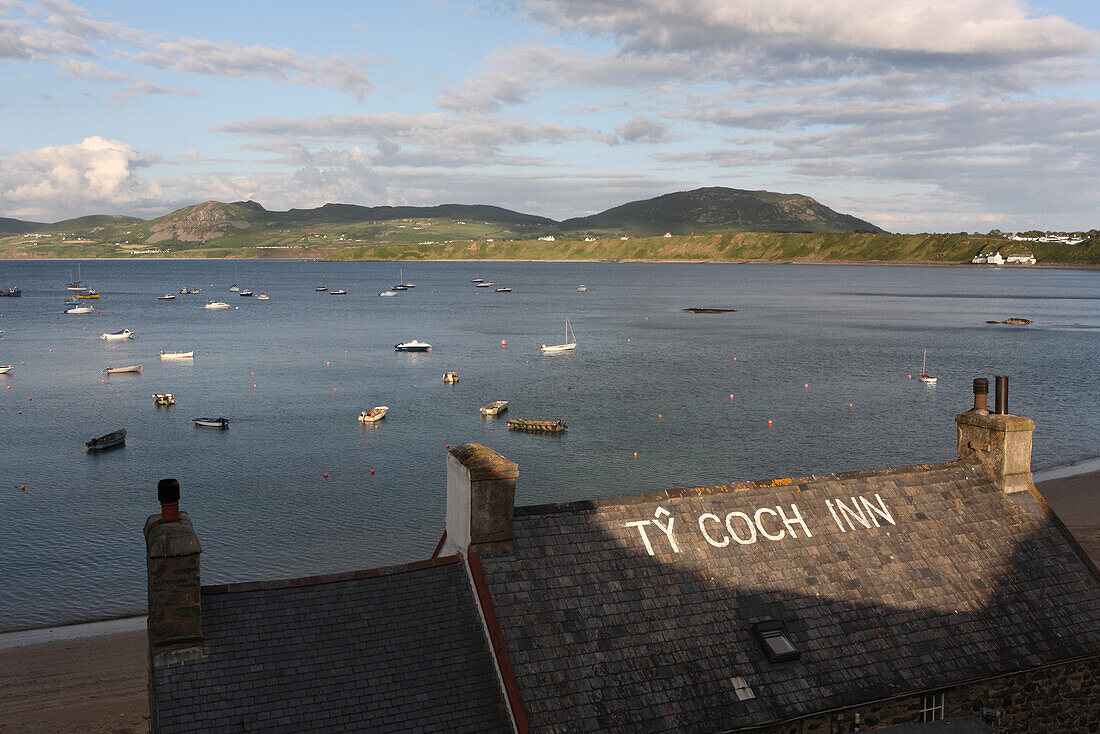 Blick über den Pub Ty Coch Inn auf die Bucht Porthdinllaen, Halbinsel Llyn, Nord Wales, Großbritannien, Europa