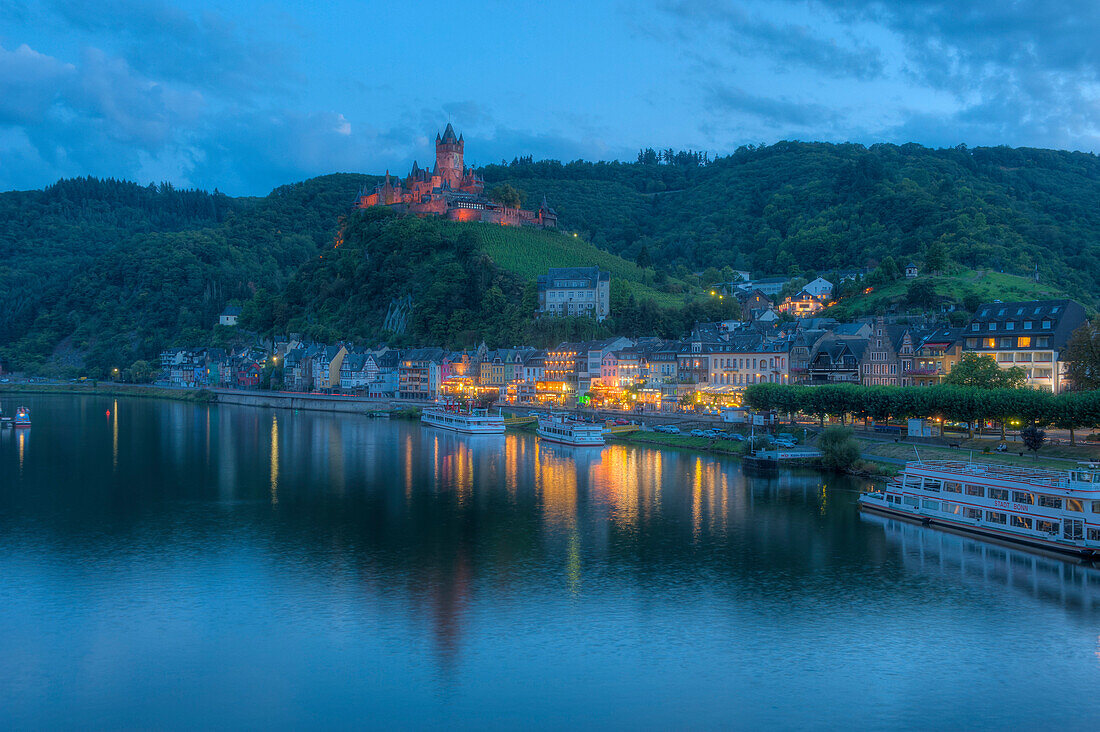 Blick auf Cochem mit Reichsburg in der Dämmerung, Mosel, Rheinland-Pfalz, Deutschland