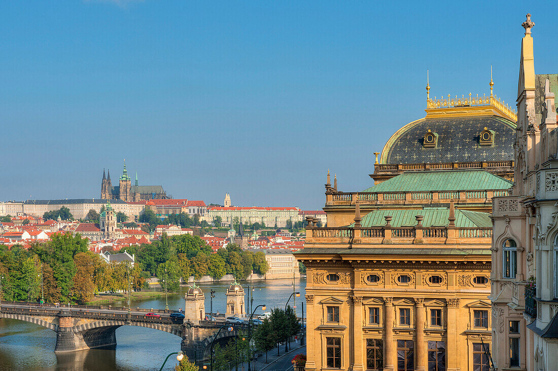 Blick auf Nationaltheater, Hradschin und Moldau, Prag, Mittelböhmen, Tschechien