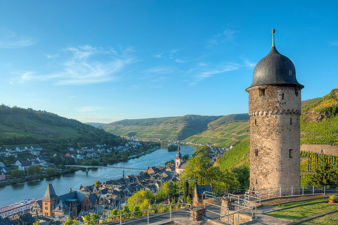 Blick auf Zell mit rundem Turm, Mosel, Rheinland-Pfalz, Deutschland