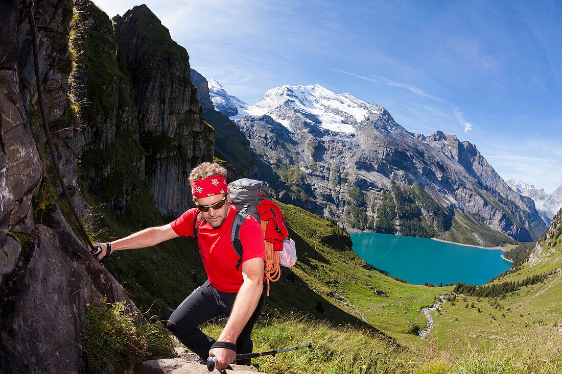 Ein Mann beim Wandern, Bergsteigen oberhalb des Oeschinensee, Berner Oberland, Kanton Bern, Schweiz