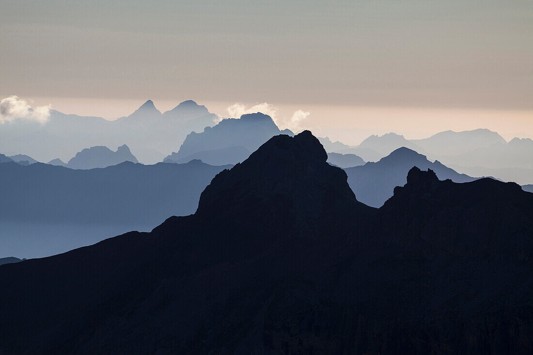 Natürliche Filterung der Sonnenstrahlen der Abendsonne an Zallershorn, Oeschinengrat, Berner und Waadtländer Alpen, Blick von der Blüemlisalphütte, Berner Oberland, Kanton Bern, Schweiz