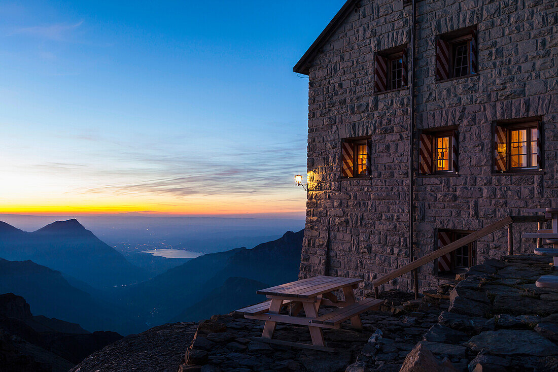 Abendstimmung an der Blüemlisalphütte, Berner Oberland, Kanton Bern, Schweiz