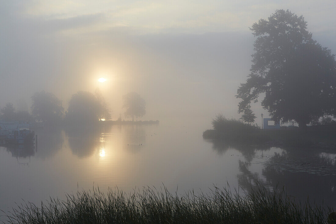Sonnenaufgang am Schweriner See, Schwerin, Mecklenburg Vorpommern, Deutschland, Europa