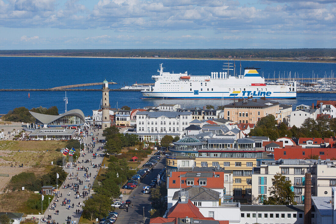 Ferry leaving seaside resort Warnemuende, Rostock, Baltic coast, Mecklenburg Western Pomerania, Germany, Europe