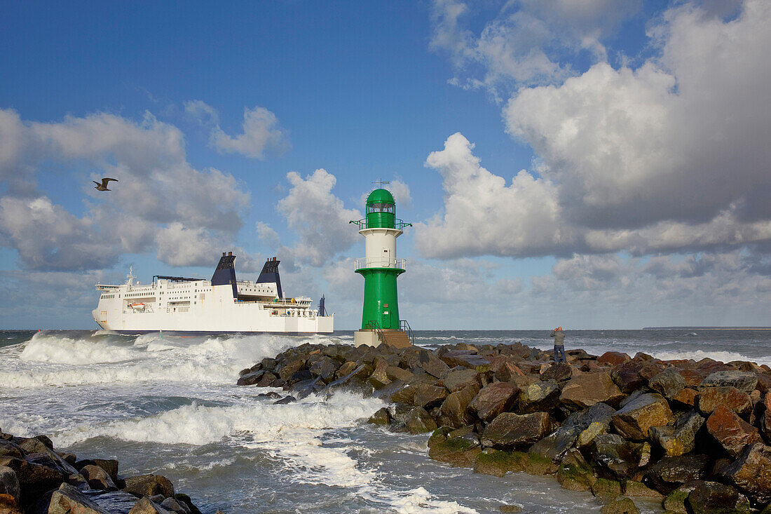 Auslaufende Fähre im Ostseebad Warnemünde, Rostock, Ostseeküste, Mecklenburg Vorpommern, Deutschland, Europa