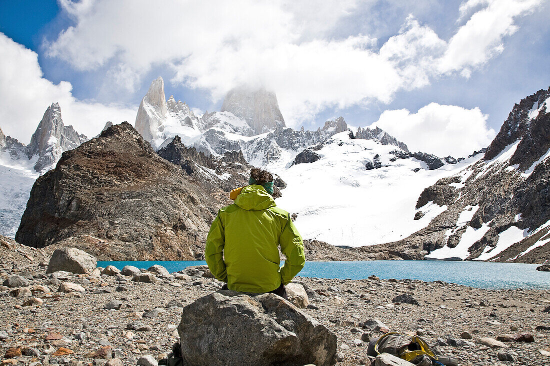 Mann blickt über Laguna de los Tres zum Fitz Roy Massiv, El Chalten, Patagonien, Argentinien