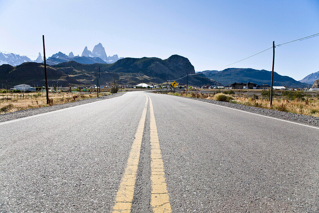 Straße nach El Chalten, Fitz Roy und Cerro Torre im Hintergrund, Santa Cruz, Patagonien, Argentinien