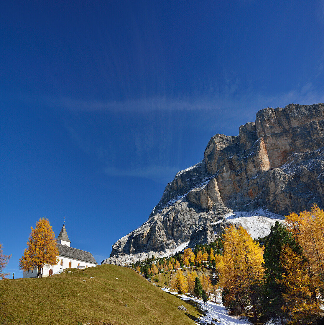 Hospice San Croce in front of Heiligkreuzkofel, valley Val Badia, Dolomites, UNESCO World Heritage Site Dolomites, South Tyrol, Italy