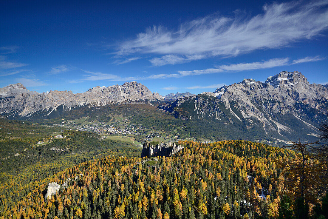 Herbstlich verfärbte Lärchen über Cortina d'Ampezzo mit Monte Cristallo und Sorapis, Dolomiten, UNESCO Welterbe Dolomiten, Venezien, Venetien, Italien