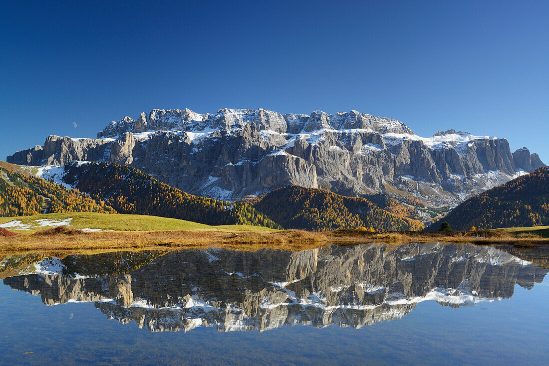 Sellagruppe spiegelt sich in Bergsee, Grödnertal, Dolomiten, UNESCO Welterbe Dolomiten, Südtirol, Italien