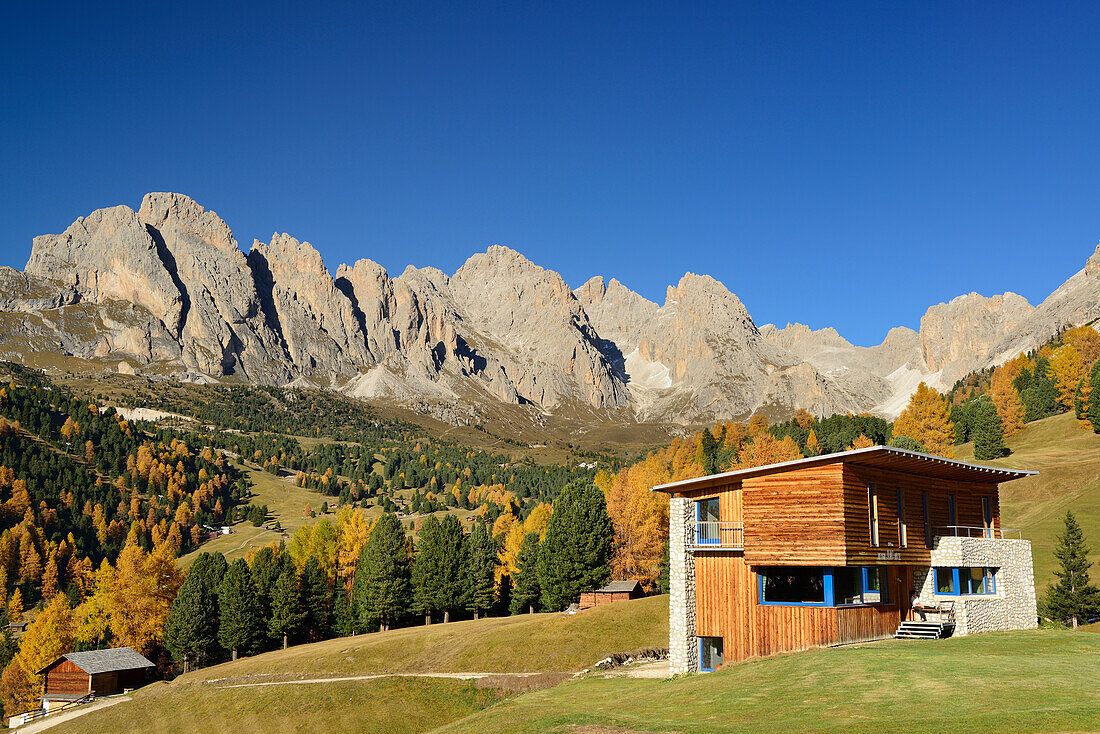 Juac alpine hut in front of Geisler range, Geisler range, Val Gardena, Dolomites, UNESCO World Heritage Site Dolomites, South Tyrol, Italy