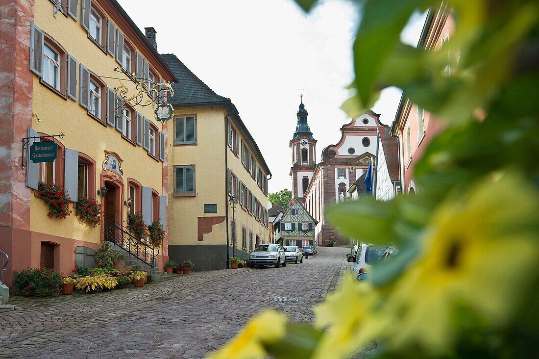 Blick auf Gasthaus und Kirche in der Barockstadt Ettenheim, Ortenau, Schwarzwald, Baden-Württemberg, Deutschland, Europa