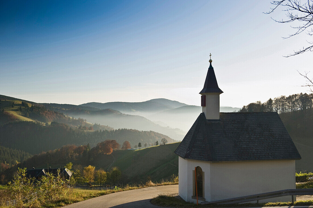 Blick von einer Kapelle auf dem Schauinsland ins Münstertal, nahe Freiburg im Breisgau, Schwarzwald, Baden-Württemberg, Deutschland, Europa