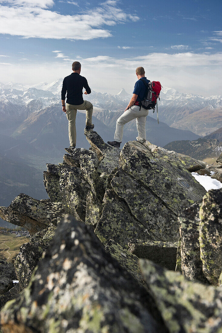 Bergsteiger am Bettmerhorn, Bettmeralp, im Hintergrund die Walliser Alpen und das Rhonetal, Kanton Wallis, Schweiz, Europa