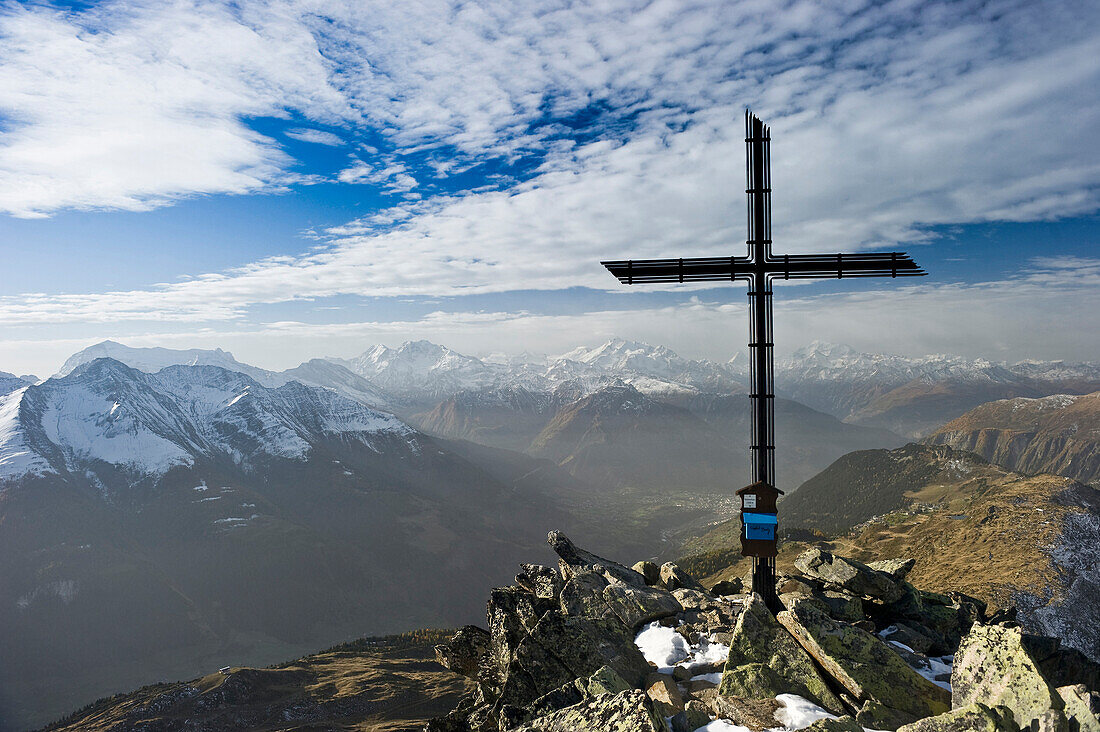 Gipfelkreuz am Bettmerhorn, Bettmeralp, im Hintergrund die Walliser Alpen und das Rhonetal, Kanton Wallis, Schweiz, Europa