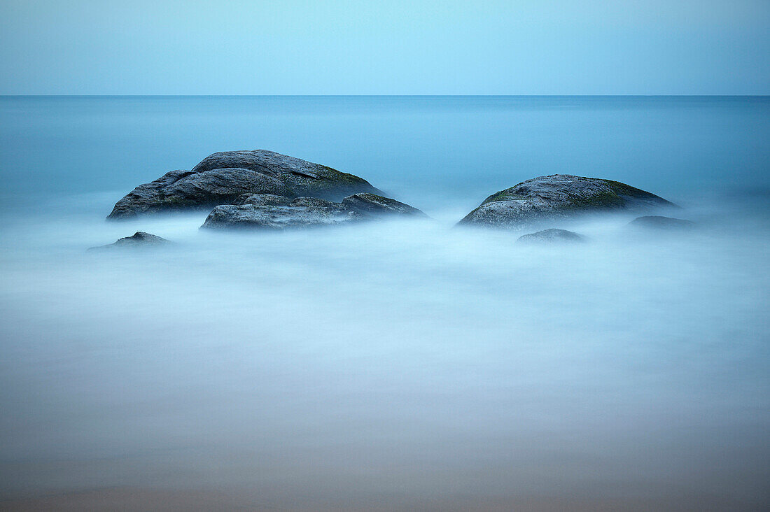 Langzeitbelichtung Felsen in der Brandung, Arugam Bay, Batticaloa, Batticaloa Distrikt, Sri Lanka, Indischer Ozean