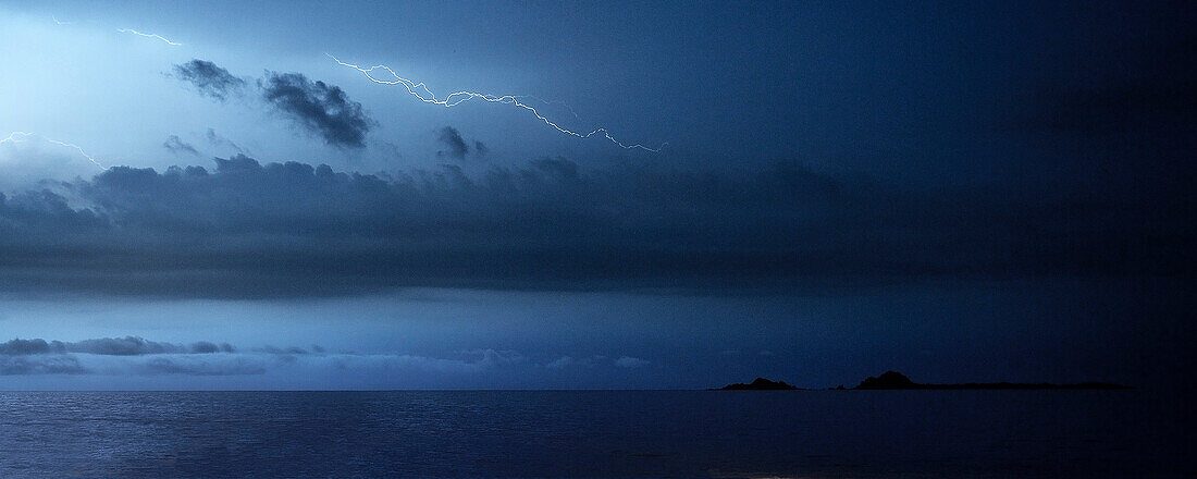 Blitz während Gewitter, Blick zu Pigeon Island Nationalpark, Nilaveli, Trincomalee, Sri Lanka, Indischer Ozean