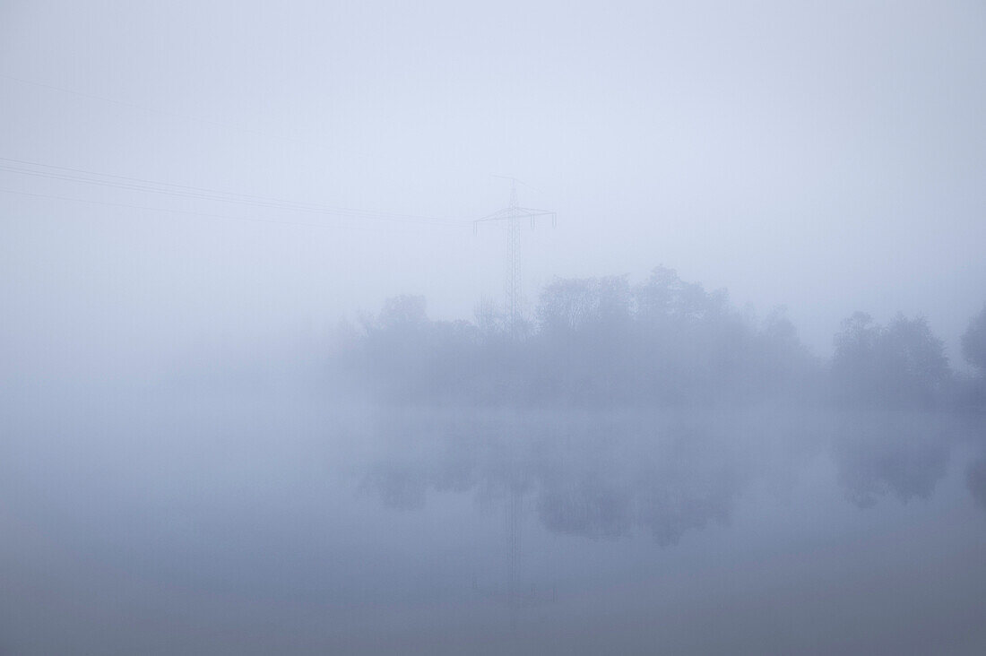 Halbinsel am Waldsee in Nebel eingehüllt mit Strommast, Leipheim bei Günzburg, Schwaben, Bayern, Deutschland
