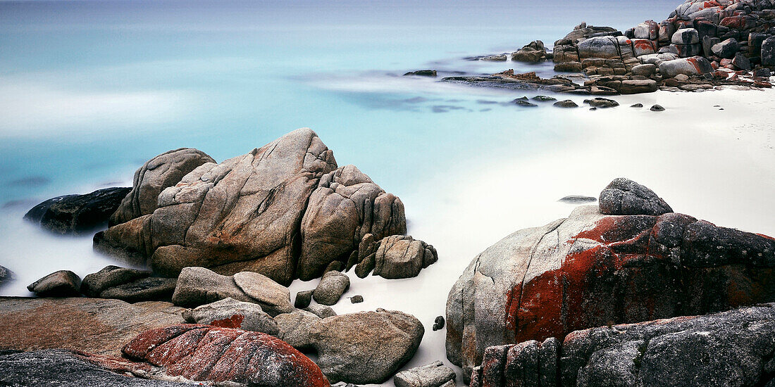 Weißer Sandstrand und kristall klares Wasser, kleine Bucht, Bay of Fires bei St. Helens, Tasmanien, Australien, Langzeitbelichtung, Pazifik