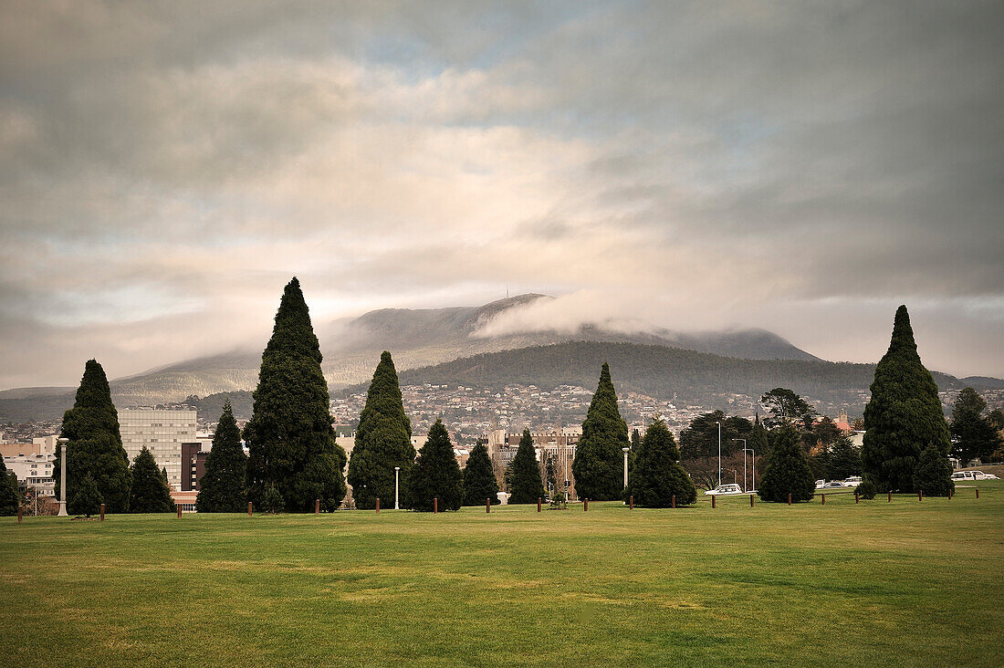 Blick zum wolken verhangenenen Hausberg Mount Wellington, Hobart, Tasmanien, Australien