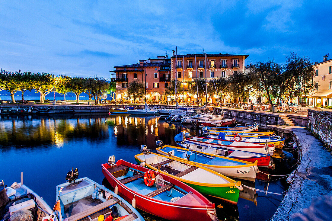 Hafen und Seepromenade Torri del Benaco, Gardasee, Provinz Verona, Norditalien, Italien