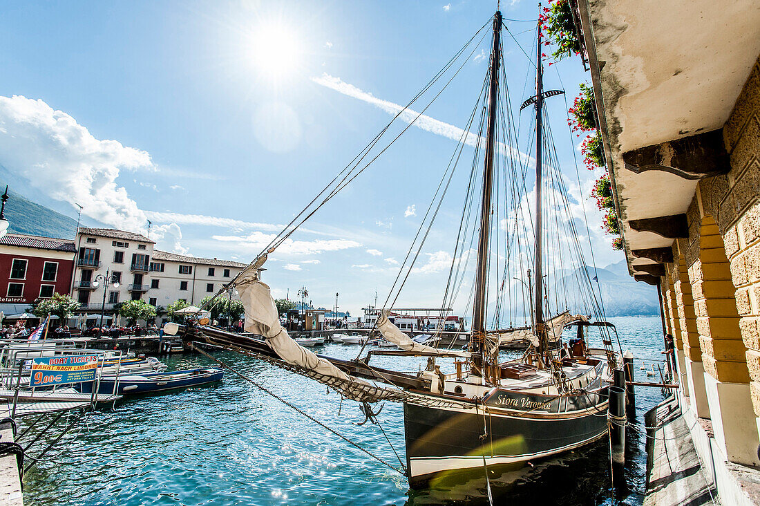 Schiff im Hafen von Malcesine, Gardasee, Provinz Verona, Norditalien, Italien