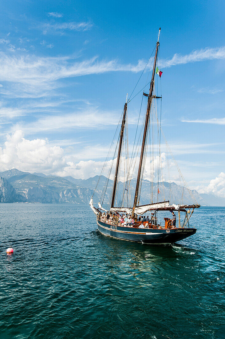 Segelschiff auf dem Gardasee bei Malcesine, Gardasee, Provinz Verona, Norditalien, Italien