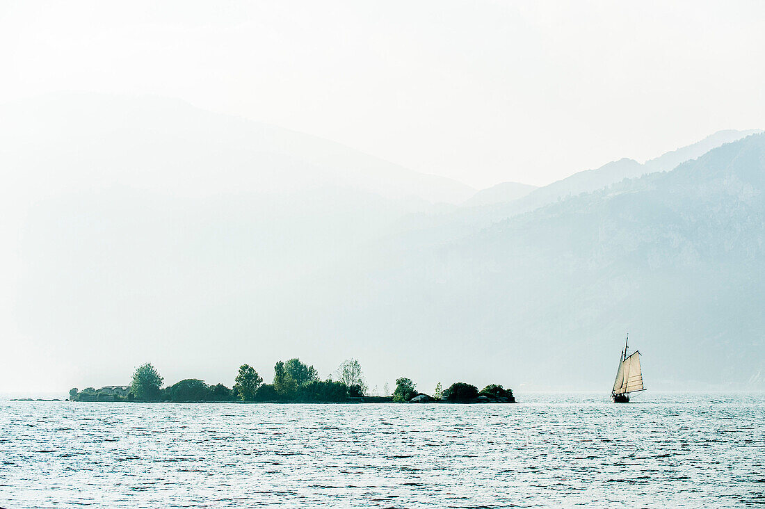 Segelschiff auf dem Gardasee bei Malcesine, Gardasee, Provinz Verona, Norditalien, Italien