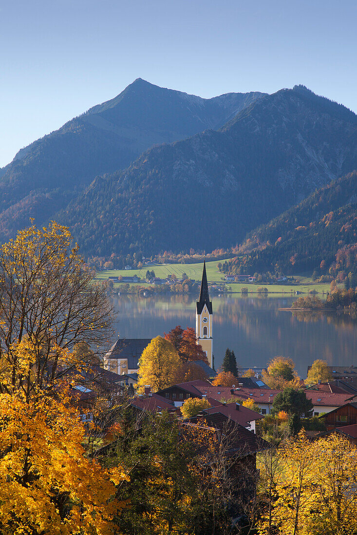 Blick über die Pfarrkirche am Schliersee zur Brecherspitz, Schliersee, Oberbayern, Bayern, Deutschland, Europa