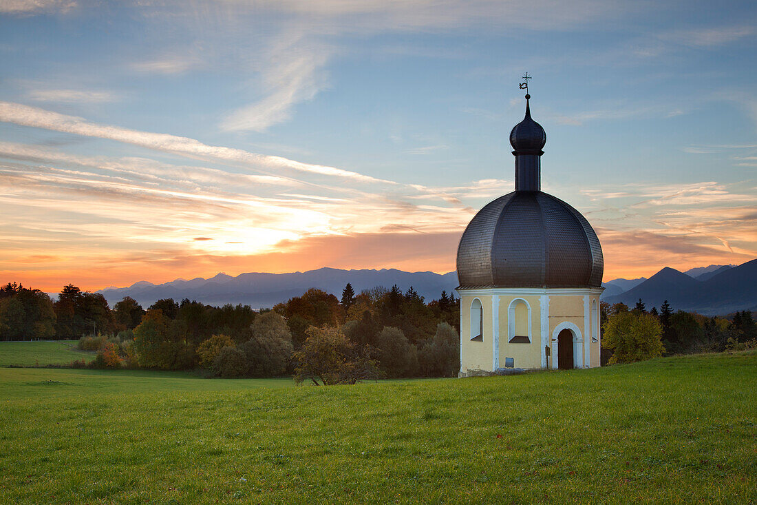 St. Veits Kapelle bei Sonnenuntergang, Wendelstein, Oberbayern, Bayern, Deutschland, Europa
