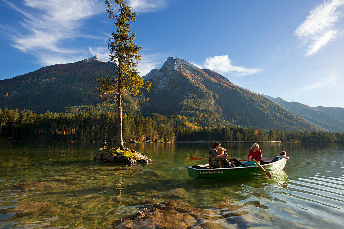 Menschen im Boot auf dem Hintersee, Blick auf den Hochkalter, Ramsau, Berchtesgadener Land, Nationalpark Berchtesgaden, Oberbayern, Bayern, Deutschland, Europa