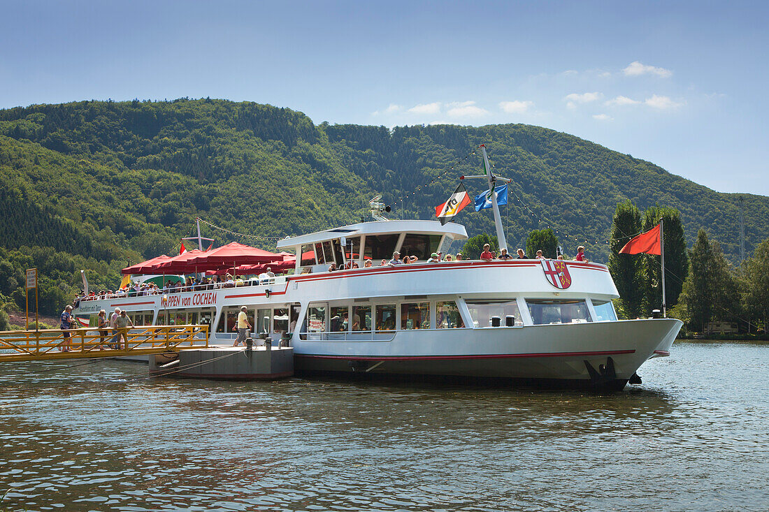 Ausflugsschiff auf der Mosel bei Cochem, Mosel, Rheinland-Pfalz, Deutschland