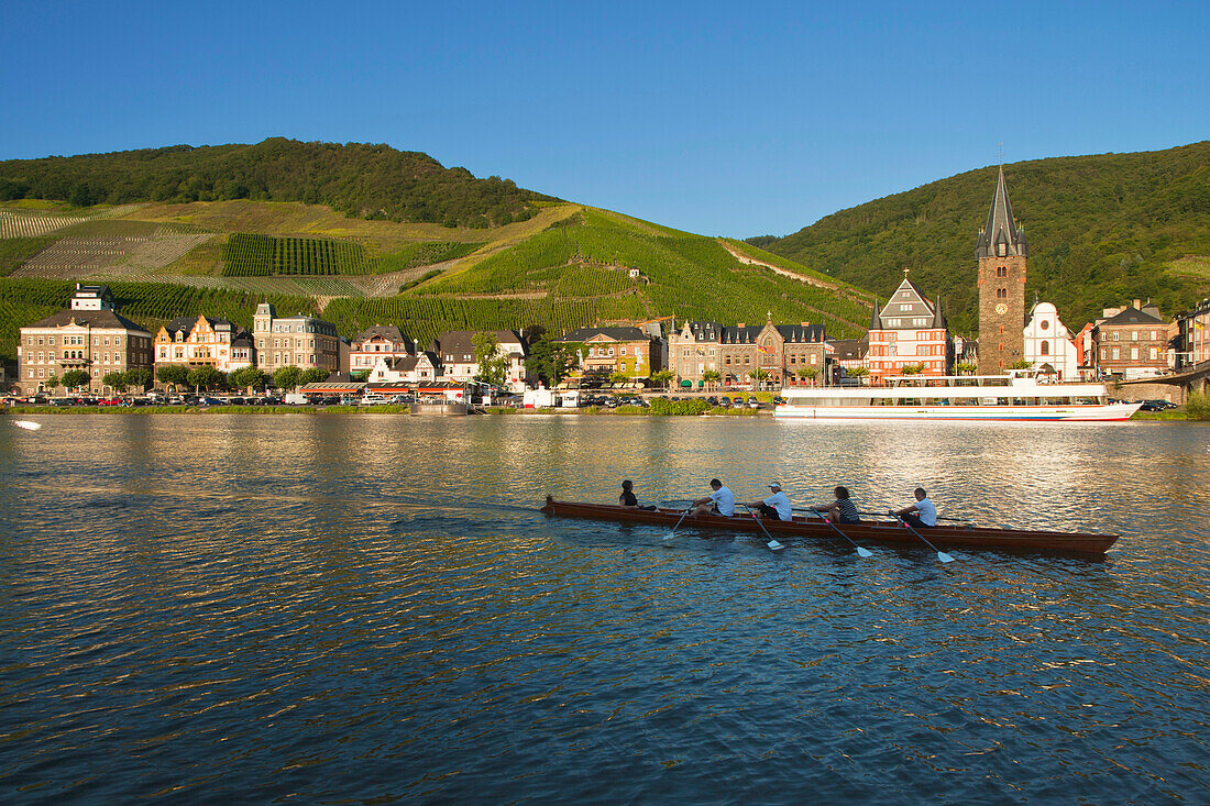 Ruderer auf der Mosel, Bernkastel-Kues, Mosel, Rheinland-Pfalz, Deutschland