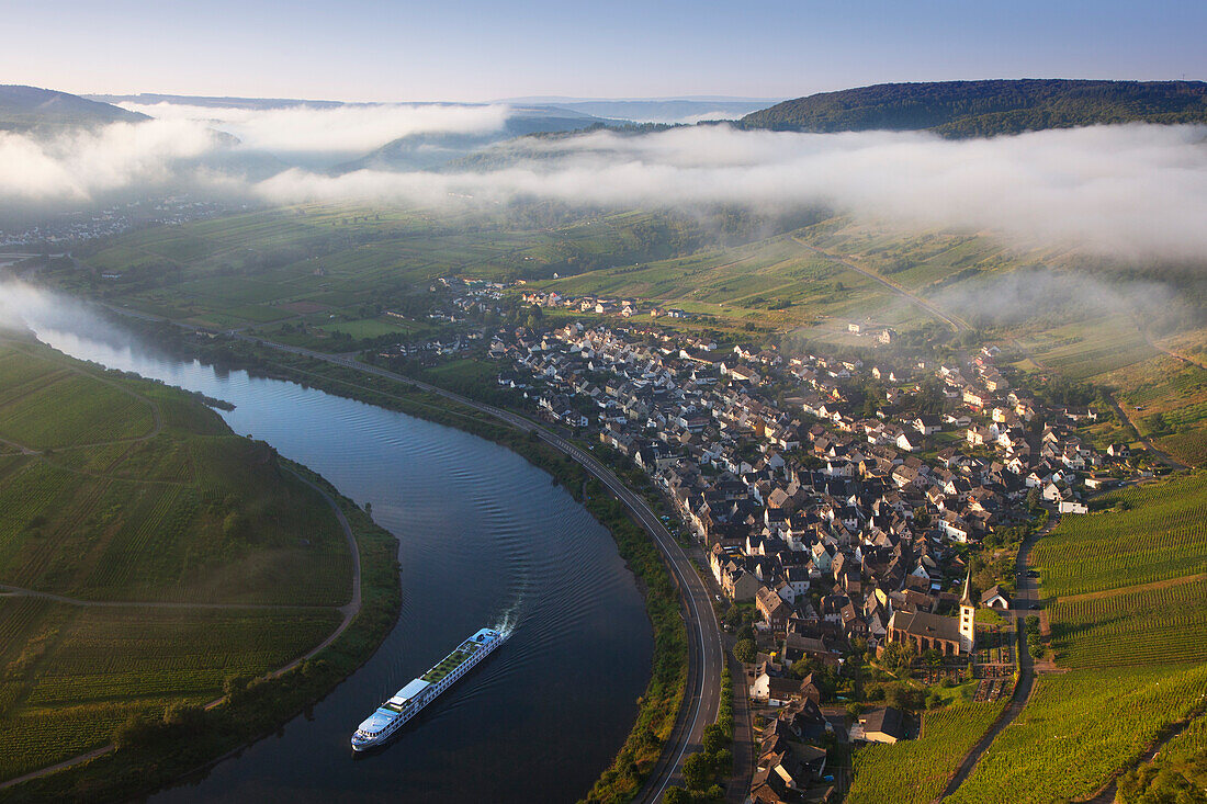 Ausflugsschiff auf der Mosel bei Bremm, Mosel, Rheinland-Pfalz, Deutschland