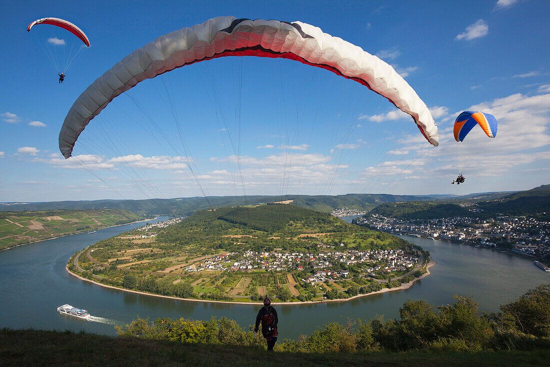 Paraglider at the Rhine sinuosity near Boppard, Rhine river, Rhineland-Palatinate, Germany