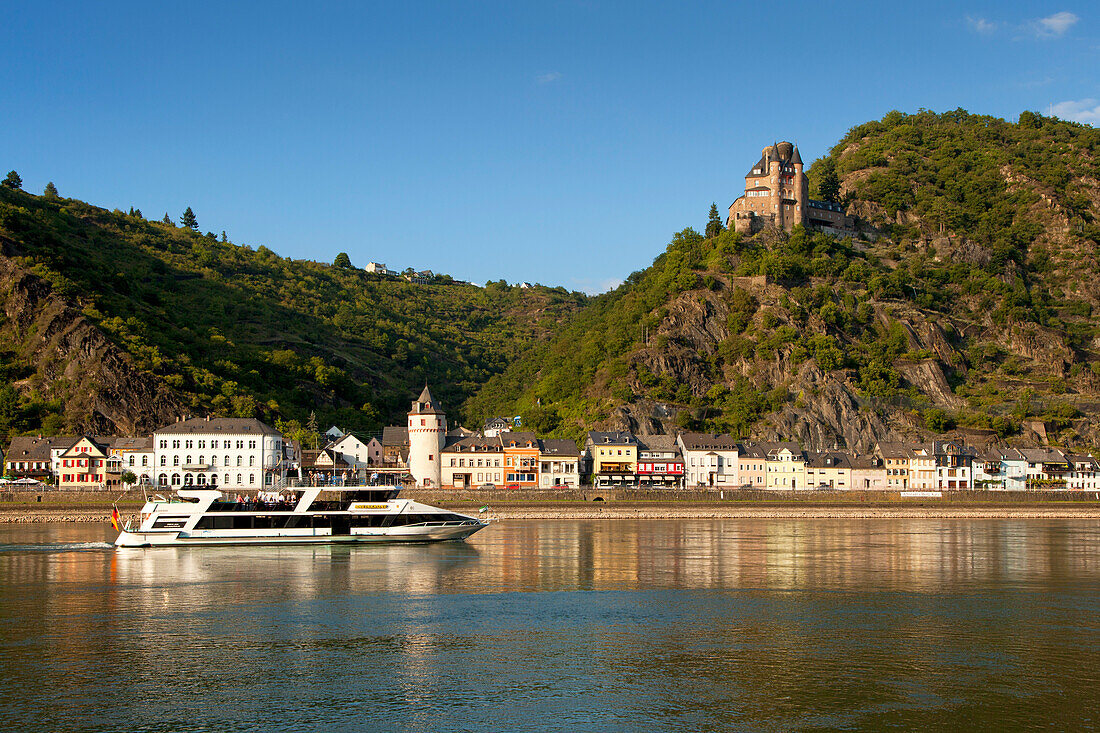 Ausflugsschiff auf dem Rhein, St Goarshausen mit Burg Katz, Unesco Weltkulturerbe, Rhein, Rheinland-Pfalz, Deutschland