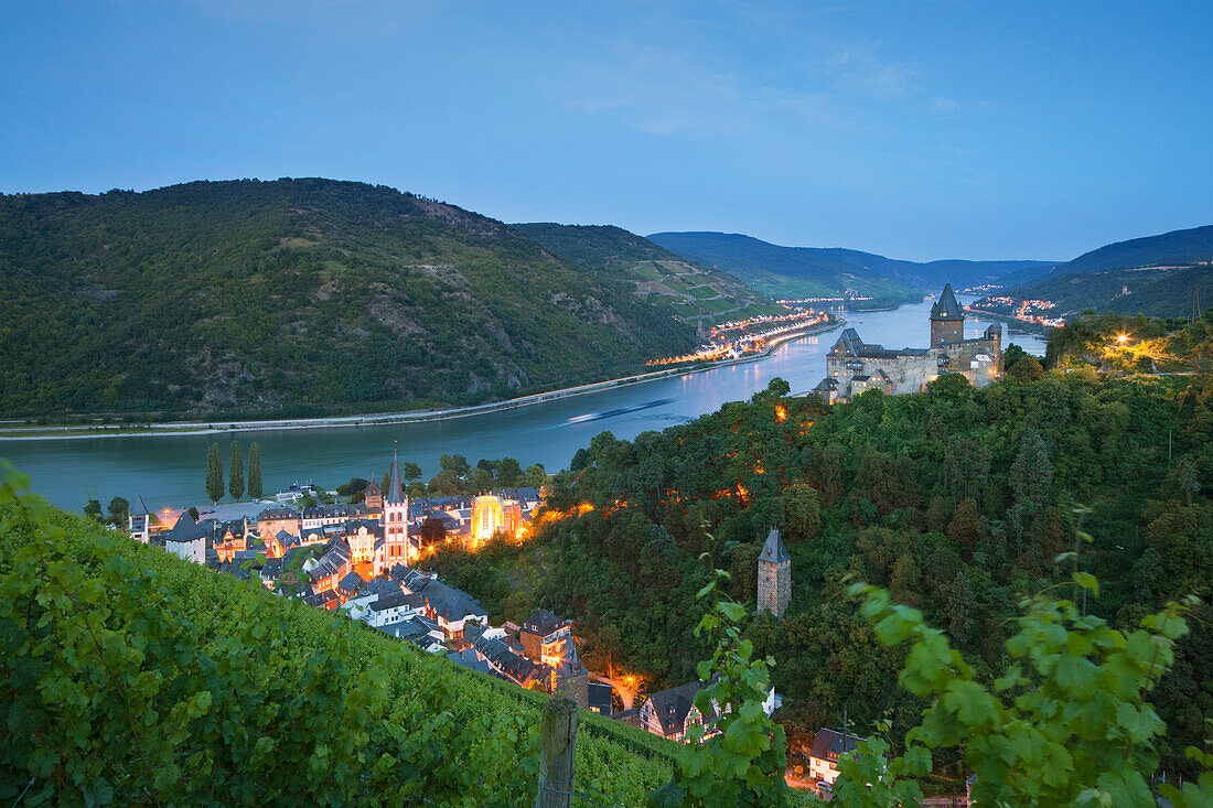 Blick aus den Weinbergen auf Bacharach und Burg Stahleck, Rhein, Rheinland-Pfalz, Deutschland