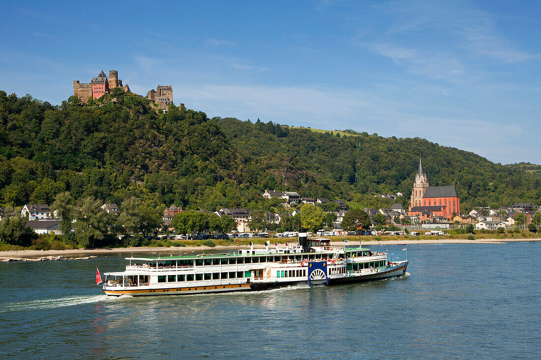Schaufelraddampfer Goethe auf dem Rhein bei Oberwesel, Schönburg und Liebfrauenkirche, Oberwesel, Rhein, Rheinland-Pfalz, Deutschland